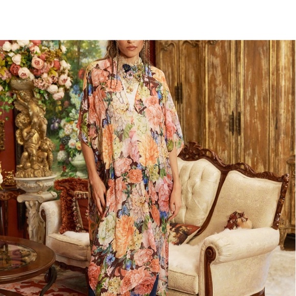 Aratta Luxury Ethereal Light Floral
Dreams Whispy Kimono
$169 $192 - Picture 2 of 6